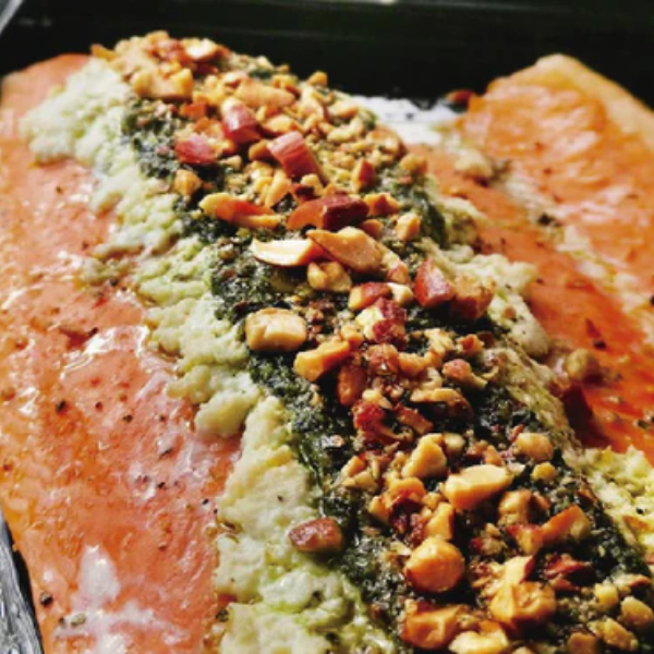 Salmón en costra de ricotta, pesto y almendras