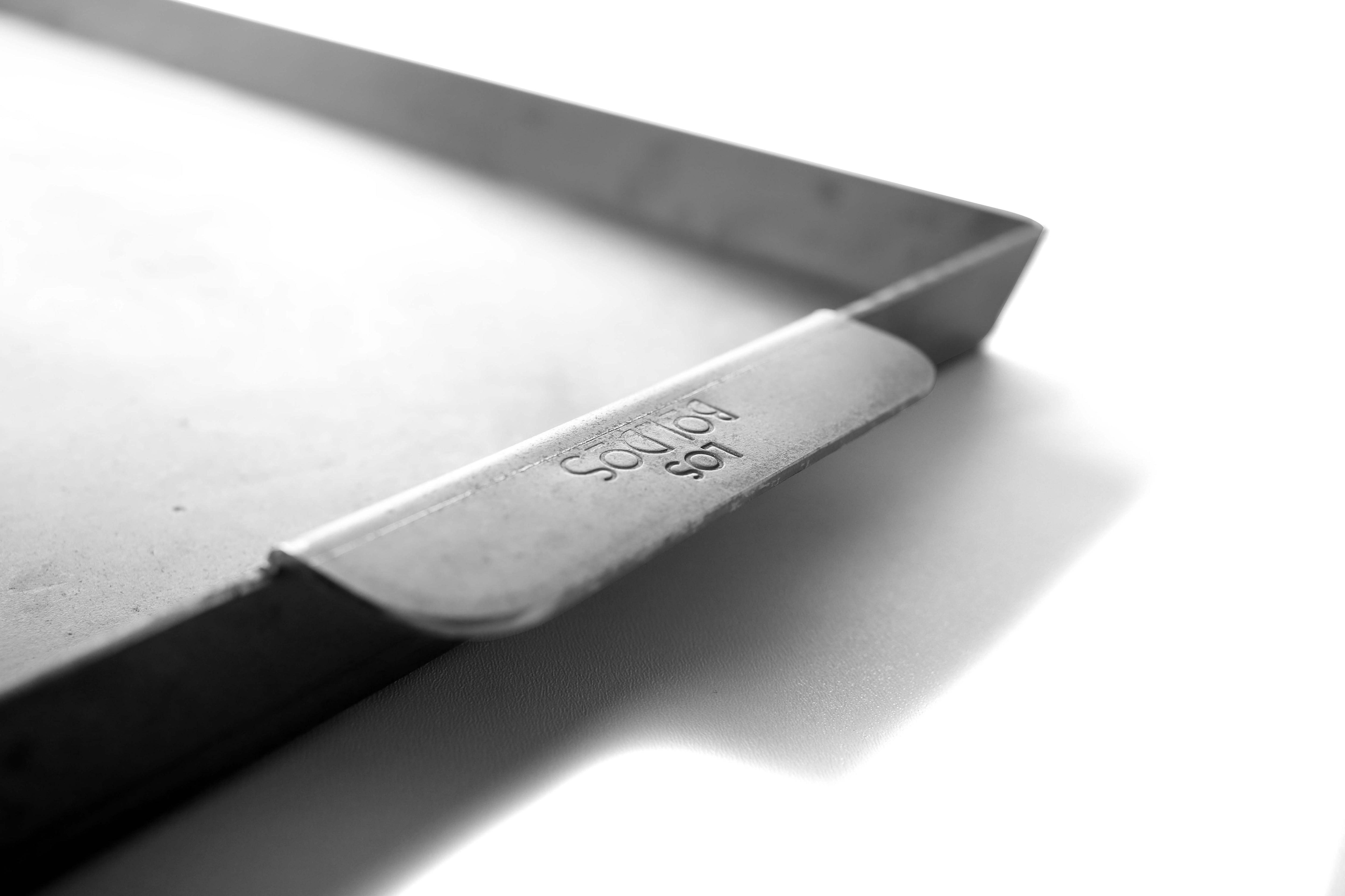 Plancha de Acero al Carbono 50x30x2,5 cm con Bordes y Asas - Profesional